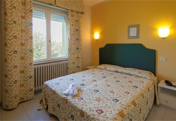Double room (double single use, one person)